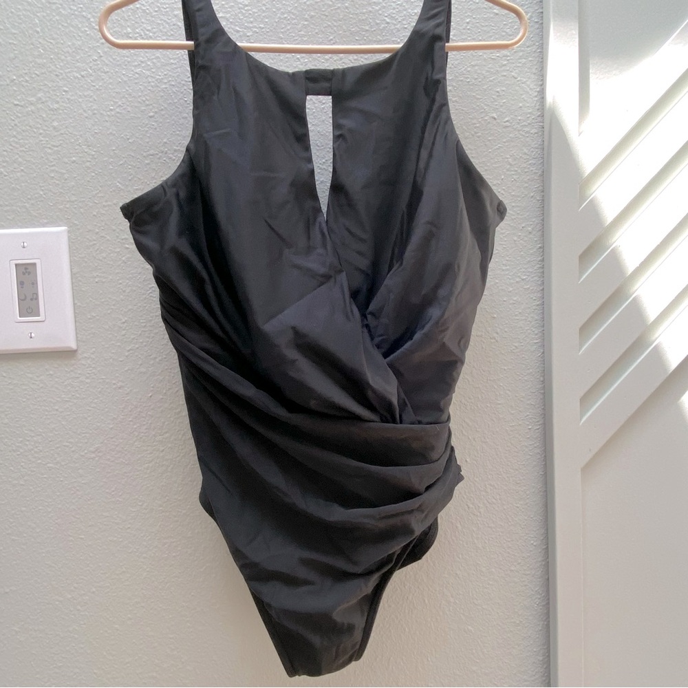 Miraclesuit Arden Black One-Piece Keyhole size 10